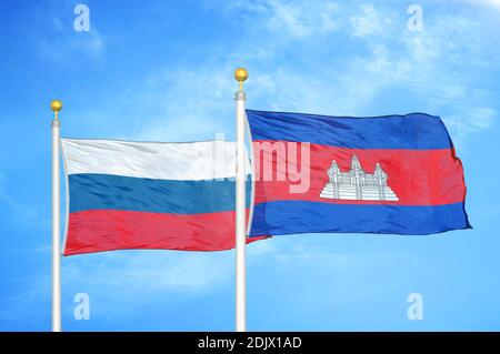 Russland und Kambodscha zwei Flaggen auf Fahnenmasten und blau bewölkt Himmel Stockfoto