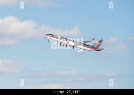 Am 1. Dezember 2016 steigt Trumps Privatflugzeug am Flughafen LaGuardia in New York, NY, USA, in die Luft. Kredit: Albin Lohr-Jones / Pool über CNP Stockfoto