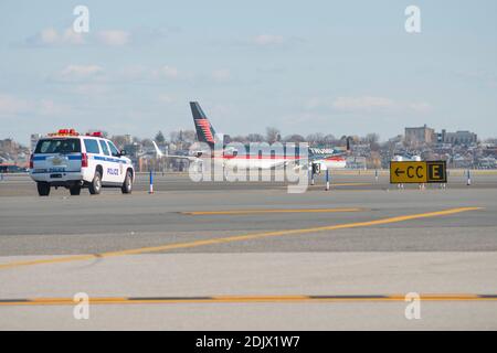 Der designierte Präsident Trumps Privatflugtaxis auf dem Asphalt am Flughafen LaGuardia, als Mr. Trump am 1. Dezember 2016 zu einer Reihe von Besuchen nach Indianapolis und Cincinnati in New York, NY, USA, abreist. Kredit: Albin Lohr-Jones / Pool über CNP Stockfoto