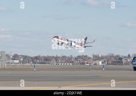 Das Privatflugzeug des designierten Präsidenten Trump hebt am LaGuardia Airport von der Asphaltbahn ab, als Trump am 1. Dezember 2016 zu einer Reihe von Besuchen in Indianapolis und Cincinnati in New York, NY, USA, abreist. Kredit: Albin Lohr-Jones / Pool über CNP Stockfoto