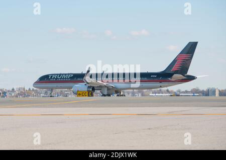 Der designierte Präsident Trumps Privatflugtaxis auf dem Asphalt am Flughafen LaGuardia, als Mr. Trump am 1. Dezember 2016 zu einer Reihe von Besuchen nach Indianapolis und Cincinnati in New York, NY, USA, abreist. Kredit: Albin Lohr-Jones / Pool über CNP Stockfoto