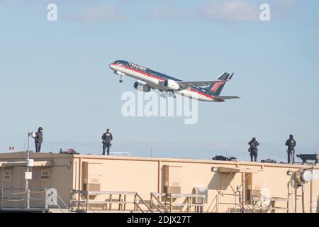 Das Privatflugzeug des designierten Präsidenten Trump steigt am Flughafen LaGuardia in die Luft, während schwer bewaffnete Geheimagenten am 1. Dezember 2016 vom Dach eines Gebäudes in der Nähe des Flugstreifens in New York, NY, USA, beobachten. Kredit: Albin Lohr-Jones / Pool über CNP Stockfoto