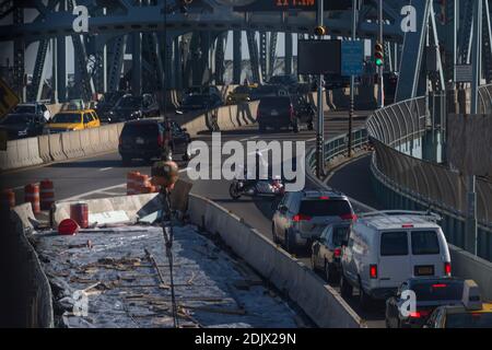 Der designierte Präsident Trumps Autokolonne überquert die Robert F. Kennedy Bridge.Er reist vom Trump Tower zum LaGuardia Airport, um am 1. Dezember 2016 Indianapolis und Cincinnati in New York, NY, USA, zu besuchen. Kredit: Albin Lohr-Jones / Pool über CNP Stockfoto