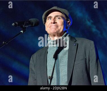 Der amerikanische Singer-Songwriter und Gitarrist James Taylor tritt am Donnerstag, 1. Dezember 2016, im National Christmas Tree Lighting on the Ellipse in Washington, DC, USA, auf. Taylor wird am kommenden Wochenende eine der 2016 Kennedy Center-Auszeichnungen erhalten. Foto von Ron Sachs/Pool/ABACAPRESS.COM Stockfoto