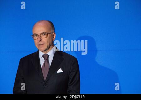 Innenminister Bernard Cazeneuve eröffnet am 1. Dezember 2016 ein neues Feuerwehrausbildungszentrum in L’Hermitage in der Nähe von Rennes, Westfrankreich. Foto von Vincent Feuray/ABACAPRESS.COM Stockfoto