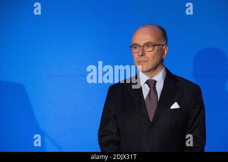 Innenminister Bernard Cazeneuve eröffnet am 1. Dezember 2016 ein neues Feuerwehrausbildungszentrum in L’Hermitage in der Nähe von Rennes, Westfrankreich. Foto von Vincent Feuray/ABACAPRESS.COM Stockfoto