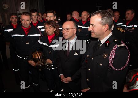 Innenminister Bernard Cazeneuve eröffnet am 1. Dezember 2016 ein neues Feuerwehrausbildungszentrum in L’Hermitage in der Nähe von Rennes, Westfrankreich. Foto von Vincent Feuray/ABACAPRESS.COM Stockfoto