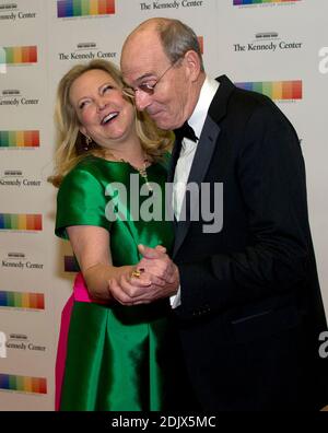 James Taylor und seine Frau Caroline 'Kim' Taylor tanzen auf dem roten Teppich, als sie zum formellen Artist's Dinner kommen, das die Empfänger der 39. Jährlichen Kennedy Center Honors ehrt, die vom US-Außenminister John F. Kerry im US-Außenministerium in Washington veranstaltet werden. D.C. am Samstag, 3. Dezember 2016. Die 2016 Preisträger sind: Die argentinische Pianistin Martha Argerich, die Rockband The Eagles, der Bildschirm- und Bühnenschauspieler Al Pacino, der Gospel- und Bluessänger Mavis Staples und der Musiker James Taylor.Foto von Ron Sachs/Pool via CNP/ABACAPRESS.COM Stockfoto