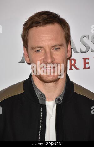 Michael Fassbender bei einer Fotowand, um am 05. Dezember 2016 im Bristol Hotel in Paris das Credo ihres neuen Films "Assassin's Creed" von Justin Kurzel zu präsentieren. Foto von Alban Wyters/ABACAPRESS.COM Stockfoto