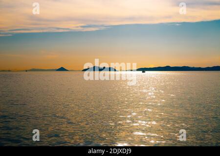 Sonnenuntergang in der Dämmerung Meer von Shodoshima nach Takamatsu in Kagawa, Japan Stockfoto