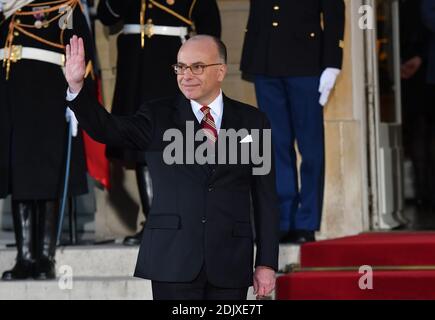 Der neue französische Premierminister Bernard Cazeneuve wurde am 6. Dezember 2016 im Hotel Matignon in Paris, Frankreich, während einer Zeremonie der Machtübergabe ernannt. Manuel Valls ist zurückgetreten, um sich selbst als Präsidentschaftskandidat zu erklären, vier Tage nachdem Präsident Francois Hollande angekündigt hatte, dass er im Mai 2017 keine Wiederwahl anstrebt. Foto Christian Liewig Abacapress.com Stockfoto