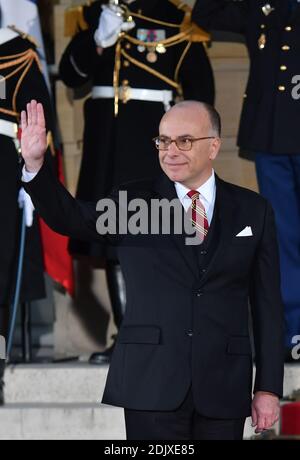 Der neue französische Premierminister Bernard Cazeneuve wurde am 6. Dezember 2016 im Hotel Matignon in Paris, Frankreich, während einer Zeremonie der Machtübergabe ernannt. Manuel Valls ist zurückgetreten, um sich selbst als Präsidentschaftskandidat zu erklären, vier Tage nachdem Präsident Francois Hollande angekündigt hatte, dass er im Mai 2017 keine Wiederwahl anstrebt. Foto Christian Liewig Abacapress.com Stockfoto