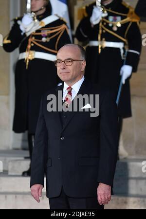 Der neue französische Premierminister Bernard Cazeneuve wurde am 6. Dezember 2016 im Hotel Matignon in Paris, Frankreich, während einer Zeremonie der Machtübergabe ernannt. Manuel Valls ist zurückgetreten, um sich selbst als Präsidentschaftskandidat zu erklären, vier Tage nachdem Präsident Francois Hollande angekündigt hatte, dass er im Mai 2017 keine Wiederwahl anstrebt. Foto Christian Liewig Abacapress.com Stockfoto