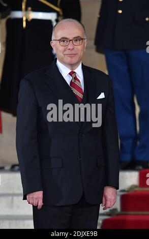 Der neue französische Premierminister Bernard Cazeneuve wurde am 6. Dezember 2016 im Hotel Matignon in Paris, Frankreich, während einer Zeremonie der Machtübergabe ernannt. Manuel Valls ist zurückgetreten, um sich selbst als Präsidentschaftskandidat zu erklären, vier Tage nachdem Präsident Francois Hollande angekündigt hatte, dass er im Mai 2017 keine Wiederwahl anstrebt. Foto Christian Liewig Abacapress.com Stockfoto