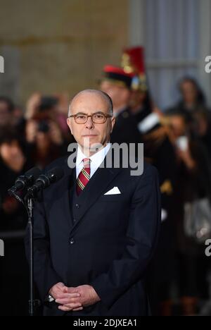 Der neue französische Premierminister Bernard Cazeneuve wurde am 6. Dezember 2016 im Hotel Matignon in Paris, Frankreich, während einer Zeremonie der Machtübergabe ernannt. Manuel Valls ist zurückgetreten, um sich selbst als Präsidentschaftskandidat zu erklären, vier Tage nachdem Präsident Francois Hollande angekündigt hatte, dass er im Mai 2017 keine Wiederwahl anstrebt. Foto Christian Liewig Abacapress.com Stockfoto