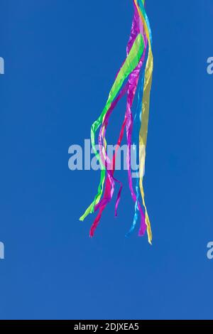 Regenbögen mit abstrakten, beweglichen Linien, in lebendigen Farben, geformt von zerknittert Stoffen, die leicht auf einem einfarbigen Hintergrund schweben. Stockfoto