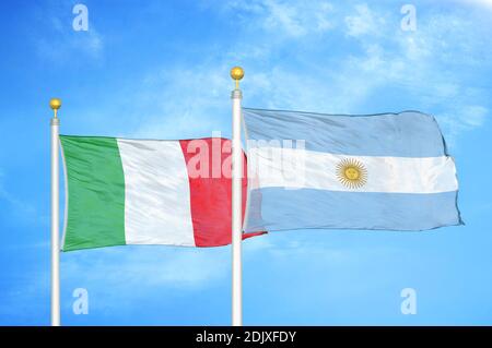 Italien und Argentinien zwei Flaggen auf Fahnenmasten und blau bewölkt Himmel Stockfoto