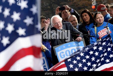 Sen. Bernie Sanders schließt sich streikenden Bundesarbeitskräften während ihrer Kundgebung an, um den designierten Präsidenten Donald Trump dafür verantwortlich zu machen, sein Versprechen an die Arbeiter in Washington, DC, 7. Dezember 2016 einzuhalten. Foto von Olivier Douliery/ABACA Stockfoto