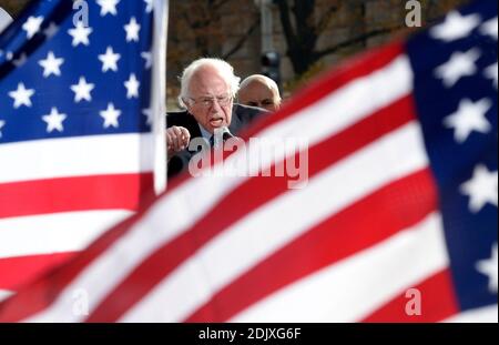 Sen. Bernie Sanders schließt sich streikenden Bundesarbeitskräften während ihrer Kundgebung an, um den designierten Präsidenten Donald Trump dafür verantwortlich zu machen, sein Versprechen an die Arbeiter in Washington, DC, 7. Dezember 2016 einzuhalten. Foto von Olivier Douliery/ABACA Stockfoto