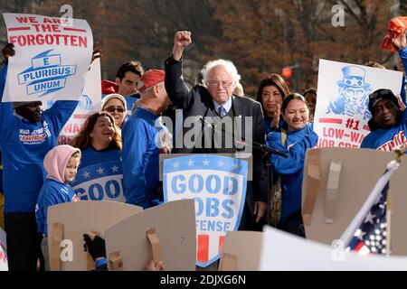 Sen. Bernie Sanders schließt sich streikenden Bundesarbeitskräften während ihrer Kundgebung an, um den designierten Präsidenten Donald Trump dafür verantwortlich zu machen, sein Versprechen an die Arbeiter in Washington, DC, 7. Dezember 2016 einzuhalten. Foto von Olivier Douliery/ABACA Stockfoto