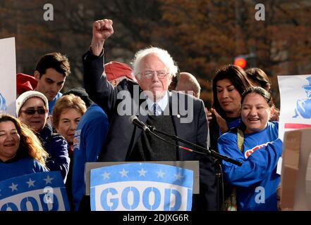 Sen. Bernie Sanders schließt sich streikenden Bundesarbeitskräften während ihrer Kundgebung an, um den designierten Präsidenten Donald Trump dafür verantwortlich zu machen, sein Versprechen an die Arbeiter in Washington, DC, 7. Dezember 2016 einzuhalten. Foto von Olivier Douliery/ABACA Stockfoto