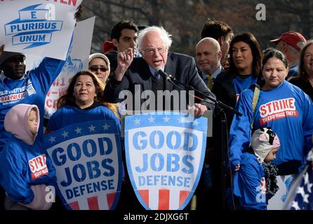 Sen. Bernie Sanders schließt sich streikenden Bundesarbeitskräften während ihrer Kundgebung an, um den designierten Präsidenten Donald Trump dafür verantwortlich zu machen, sein Versprechen an die Arbeiter in Washington, DC, 7. Dezember 2016 einzuhalten. Foto von Olivier Douliery/ABACA Stockfoto