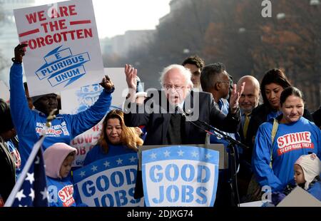 Sen. Bernie Sanders schließt sich streikenden Bundesarbeitskräften während ihrer Kundgebung an, um den designierten Präsidenten Donald Trump dafür verantwortlich zu machen, sein Versprechen an die Arbeiter in Washington, DC, 7. Dezember 2016 einzuhalten. Foto von Olivier Douliery/ABACA Stockfoto