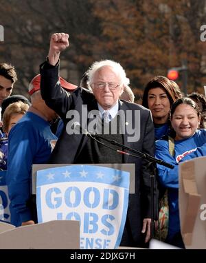 Sen. Bernie Sanders schließt sich streikenden Bundesarbeitskräften während ihrer Kundgebung an, um den designierten Präsidenten Donald Trump dafür verantwortlich zu machen, sein Versprechen an die Arbeiter in Washington, DC, 7. Dezember 2016 einzuhalten. Foto von Olivier Douliery/ABACA Stockfoto