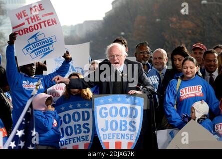 Sen. Bernie Sanders schließt sich streikenden Bundesarbeitskräften während ihrer Kundgebung an, um den designierten Präsidenten Donald Trump dafür verantwortlich zu machen, sein Versprechen an die Arbeiter in Washington, DC, 7. Dezember 2016 einzuhalten. Foto von Olivier Douliery/ABACA Stockfoto