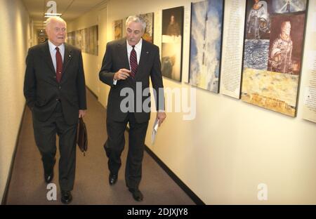 Der ehemalige US-Senator John H. Glenn, Jr., links, spricht mit dem NASA-Administrator Sean O'Keefe 20. Februar 2002 im NASA-Hauptquartier in Washington, DC. Glenn hielt bei der NASA an, um an den 40. Jahrestag seines historischen Projekts Mercury Orbitalflug zu erinnern. Am 20. Februar 1962 wurde Glenn der erste Amerikaner, der die Erde umkreiste und dreimal in einem Flug, der fast fünf Stunden dauerte, um den Globus schleuderte.Mandatory Photo by Bill Ingalls / NASA via CNP/ABACAPRESS.COM Stockfoto