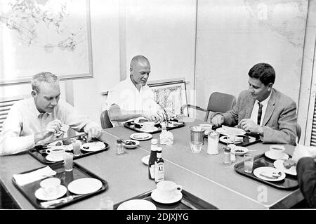 Astronaut John H. Glenn, Jr. (Mitte) isst Frühstück am 20. Februar 1962 vor seinem Start von Cape Canaveral, Florida in die Erdumlaufbahn an Bord von Friendship 7. Dr. William K. Douglas befindet sich auf der rechten Seite. Nicht identifizierte Person auf der linken Seite könnte Astronaut Donald K. 'Deke' Slayton sein. Foto der NASA via CNP/ABACAPRESS.COM Stockfoto