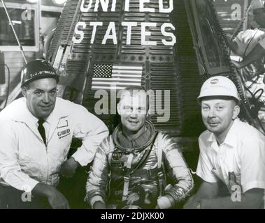 Zusammen mit Astronaut John H. Glenn, Jr. gruppiert, sind neben 'Friendship 7' Raumfahrzeuge links nach rechts: T.J. O'Malley, Chef-Testleiter für General Dynamics; Glenn; und Paul Donnell in Cape Canaveral, Florida am 24. Januar 1962. Foto der NASA via CNP/ABACAPRESS.COM Stockfoto