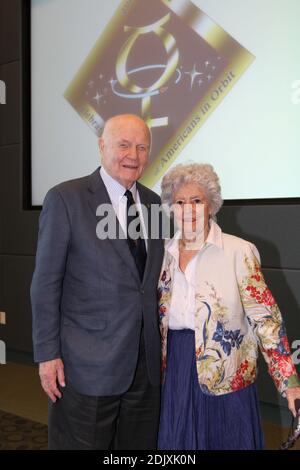 Der ehemalige US-Senator John H. Glenn (Demokrat von Ohio) und seine Frau Annie werden am Freitag, den 17. Februar 2012, bei einem Mittagessen der Senior Manager im Operations Support Building II im Kennedy Space Center der NASA in Cape Canaveral, Florida, gesehen. Foto der NASA via CNP/ABACAPRESS.COM Stockfoto