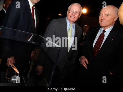 Apollo 11 Astronaut Neil Armstrong (links) und Senator John Glenn (rechts) schauen sich die Mondfelsen-Ausstellung im Cincinnati Museum Center an. NASA-Administrator Michael Griffin überreichte den NASA Ambassadors of Exploration Award an Neil Armstrong. Armstrong erhielt den Preis, der einen Mondgestein beinhaltet, um die Opfer und das Engagement der Astronauten und anderer, die Teil des Mercury-, Gemini- und Apollo-Programms waren, zu würdigen. Armstrong, ein ehemaliger Marineflieger, NASA-Testpilot und Apollo 11-Kommandant, war der erste Mensch, der je ein Raumschiff auf dem Mond landete und der erste, der auf dem Mondsurfa aufstand Stockfoto