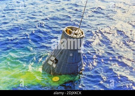 Die Mercury-Atlas 6 'Friendship 7' Raumsonde wird nach der drei-Orbit-Weltraummission von Astronaut John H. Glenn Jr. am 20. Februar 1962 aus dem Atlantik geborgen. In dieser Ansicht befindet sich die Kapsel noch im Wasser, mit Bergekabel verbunden Foto der NASA über CNP/ABACAPRESS.COM Stockfoto