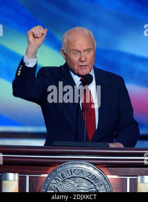 Boston, MA - 29. Juli 2004 -- der ehemalige US-Senator John Glenn (Demokrat von Ohio) spricht auf der Demokratischen Nationalkonvent 2004 in Boston, Massachusetts. Foto von Ron Sachs / CNP/ABACAPRESS.COM Stockfoto