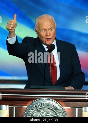 Boston, MA - 29. Juli 2004 -- der ehemalige US-Senator John Glenn (Demokrat von Ohio) spricht auf der Demokratischen Nationalkonvent 2004 in Boston, Massachusetts. Foto von Ron Sachs / CNP/ABACAPRESS.COM Stockfoto