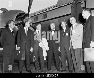 Beamte des NASA-Hauptquartiers und der Astronauten trafen sich oft mit Dr. Wernher von Braun in Huntsville, Alabama. Dieses Foto wurde im September 1962 während eines solchen Besuchs aufgenommen. Von links nach rechts sind Elliot See, Tom Stafford, Wally Schirra, John Glenn, Brainerd Holmes, Dr. von Braun und Jim Lovell. Foto der NASA via CNP/ABACAPRESS.COM Stockfoto