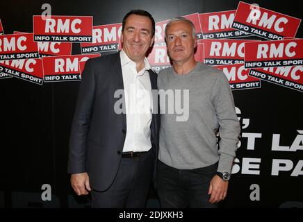 Exklusiv - der französische Nationaltrainer Didier Deschamps erhält am 5. dezember 2016 die Trophäe "Manager des Jahres 2016" von Francois Pesenti am RMC-Hauptsitz in Paris, Frankreich. Foto von Jerome Domine/ABACAPRESS.COM Stockfoto