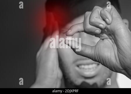 Nahaufnahme des Mannes, der die Kapsel hält. Einnahme von Medikamenten von Kopfschmerzen, Migräne Stockfoto