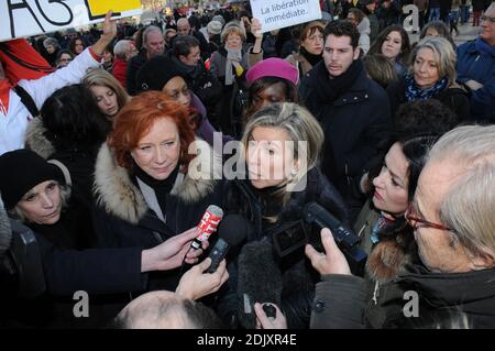 Demonstration in Anwesenheit der Komödianten Annie Duperey, Daniele Evenou, Eva Darlan, Mitglieder von Inna Shevchenko und Femen sowie der Anwälte Janine Bonaggiunta und Nathalie Tomasini am 10. Dezember 2016 auf dem Trocadero vor dem Eiffelturm in Paris, Frankreich, mit dem Aufruf zur Freilassung von Jacqueline Sauvage aus dem Gefängnis. Das Pariser Berufungsgericht wies am 24. November 2016 den Antrag auf Bewährung für Jacqueline Sauvage zurück, die wegen Mordes an ihrem gewalttätigen Ehemann zu 10 Jahren Haft verurteilt wurde, trotz einer teilweisen Begnadigung des französischen Präsidenten Francois Hollande. Foto von Alain Apaydin/ABACAPRES Stockfoto