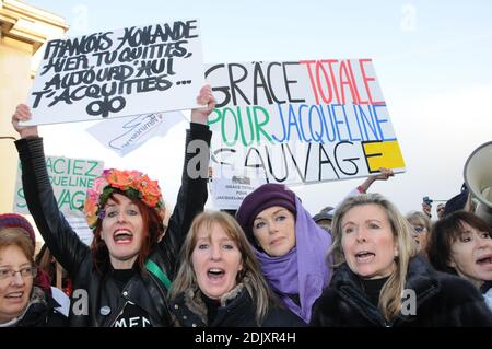 Demonstration in Anwesenheit der Komödianten Annie Duperey, Daniele Evenou, Eva Darlan, Mitglieder von Inna Shevchenko und Femen sowie der Anwälte Janine Bonaggiunta und Nathalie Tomasini am 10. Dezember 2016 auf dem Trocadero vor dem Eiffelturm in Paris, Frankreich, mit dem Aufruf zur Freilassung von Jacqueline Sauvage aus dem Gefängnis. Das Pariser Berufungsgericht wies am 24. November 2016 den Antrag auf Bewährung für Jacqueline Sauvage zurück, die wegen Mordes an ihrem gewalttätigen Ehemann zu 10 Jahren Haft verurteilt wurde, trotz einer teilweisen Begnadigung des französischen Präsidenten Francois Hollande. Foto von Alain Apaydin/ABACAPRES Stockfoto