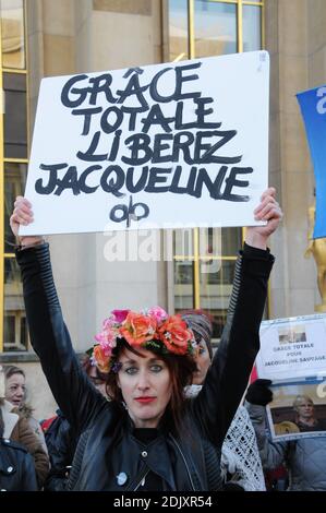 Demonstration in Anwesenheit der Komödianten Annie Duperey, Daniele Evenou, Eva Darlan, Mitglieder von Inna Shevchenko und Femen sowie der Anwälte Janine Bonaggiunta und Nathalie Tomasini am 10. Dezember 2016 auf dem Trocadero vor dem Eiffelturm in Paris, Frankreich, mit dem Aufruf zur Freilassung von Jacqueline Sauvage aus dem Gefängnis. Das Pariser Berufungsgericht wies am 24. November 2016 den Antrag auf Bewährung für Jacqueline Sauvage zurück, die wegen Mordes an ihrem gewalttätigen Ehemann zu 10 Jahren Haft verurteilt wurde, trotz einer teilweisen Begnadigung des französischen Präsidenten Francois Hollande. Foto von Alain Apaydin/ABACAPRES Stockfoto