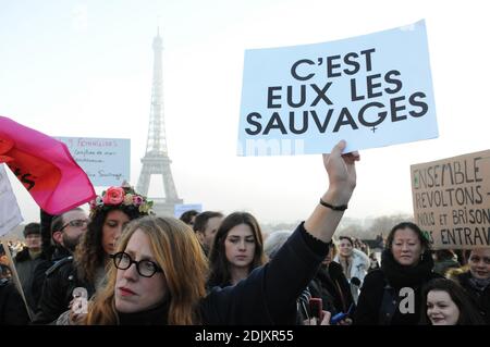 Demonstration in Anwesenheit der Komödianten Annie Duperey, Daniele Evenou, Eva Darlan, Mitglieder von Inna Shevchenko und Femen sowie der Anwälte Janine Bonaggiunta und Nathalie Tomasini am 10. Dezember 2016 auf dem Trocadero vor dem Eiffelturm in Paris, Frankreich, mit dem Aufruf zur Freilassung von Jacqueline Sauvage aus dem Gefängnis. Das Pariser Berufungsgericht wies am 24. November 2016 den Antrag auf Bewährung für Jacqueline Sauvage zurück, die wegen Mordes an ihrem gewalttätigen Ehemann zu 10 Jahren Haft verurteilt wurde, trotz einer teilweisen Begnadigung des französischen Präsidenten Francois Hollande. Foto von Alain Apaydin/ABACAPRES Stockfoto