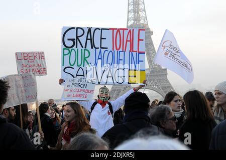 Demonstration in Anwesenheit der Komödianten Annie Duperey, Daniele Evenou, Eva Darlan, Mitglieder von Inna Shevchenko und Femen sowie der Anwälte Janine Bonaggiunta und Nathalie Tomasini am 10. Dezember 2016 auf dem Trocadero vor dem Eiffelturm in Paris, Frankreich, mit dem Aufruf zur Freilassung von Jacqueline Sauvage aus dem Gefängnis. Das Pariser Berufungsgericht wies am 24. November 2016 den Antrag auf Bewährung für Jacqueline Sauvage zurück, die wegen Mordes an ihrem gewalttätigen Ehemann zu 10 Jahren Haft verurteilt wurde, trotz einer teilweisen Begnadigung des französischen Präsidenten Francois Hollande. Foto von Alain Apaydin/ABACAPRES Stockfoto