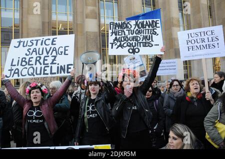 Demonstration in Anwesenheit der Komödianten Annie Duperey, Daniele Evenou, Eva Darlan, Mitglieder von Inna Shevchenko und Femen sowie der Anwälte Janine Bonaggiunta und Nathalie Tomasini am 10. Dezember 2016 auf dem Trocadero vor dem Eiffelturm in Paris, Frankreich, mit dem Aufruf zur Freilassung von Jacqueline Sauvage aus dem Gefängnis. Das Pariser Berufungsgericht wies am 24. November 2016 den Antrag auf Bewährung für Jacqueline Sauvage zurück, die wegen Mordes an ihrem gewalttätigen Ehemann zu 10 Jahren Haft verurteilt wurde, trotz einer teilweisen Begnadigung des französischen Präsidenten Francois Hollande. Foto von Alain Apaydin/ABACAPRES Stockfoto