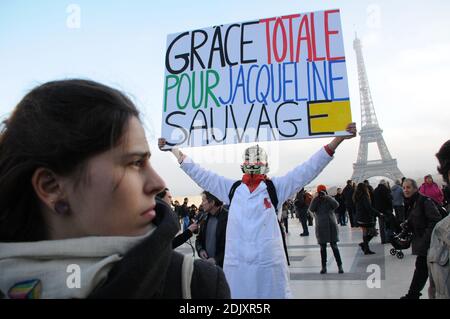 Demonstration in Anwesenheit der Komödianten Annie Duperey, Daniele Evenou, Eva Darlan, Mitglieder von Inna Shevchenko und Femen sowie der Anwälte Janine Bonaggiunta und Nathalie Tomasini am 10. Dezember 2016 auf dem Trocadero vor dem Eiffelturm in Paris, Frankreich, mit dem Aufruf zur Freilassung von Jacqueline Sauvage aus dem Gefängnis. Das Pariser Berufungsgericht wies am 24. November 2016 den Antrag auf Bewährung für Jacqueline Sauvage zurück, die wegen Mordes an ihrem gewalttätigen Ehemann zu 10 Jahren Haft verurteilt wurde, trotz einer teilweisen Begnadigung des französischen Präsidenten Francois Hollande. Foto von Alain Apaydin/ABACAPRES Stockfoto