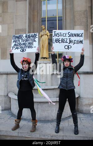 Demonstration in Anwesenheit der Komödianten Annie Duperey, Daniele Evenou, Eva Darlan, Mitglieder von Inna Shevchenko und Femen sowie der Anwälte Janine Bonaggiunta und Nathalie Tomasini am 10. Dezember 2016 auf dem Trocadero vor dem Eiffelturm in Paris, Frankreich, mit dem Aufruf zur Freilassung von Jacqueline Sauvage aus dem Gefängnis. Das Pariser Berufungsgericht wies am 24. November 2016 den Antrag auf Bewährung für Jacqueline Sauvage zurück, die wegen Mordes an ihrem gewalttätigen Ehemann zu 10 Jahren Haft verurteilt wurde, trotz einer teilweisen Begnadigung des französischen Präsidenten Francois Hollande. Foto von Alain Apaydin/ABACAPRES Stockfoto