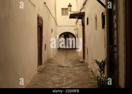 Eine Szene aus den engen Gassen der alten Medina Tétouan. tetouan ist der Berbername bedeutet wörtlich "die Augen" und bildlich "die Wasserquellen". Stockfoto