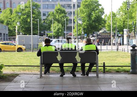 Deutschland, Berlin, drei Männer sitzen auf einer Bank, Rückansicht Stockfoto